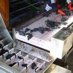 Taśmy transportujące modularne - transport z zabierakami pod górkę.